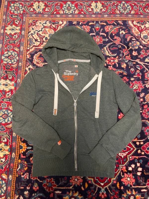 Superdry zipup - Riktigt fet superdry hoodie. I bra skick och väldigt inne just nu. 