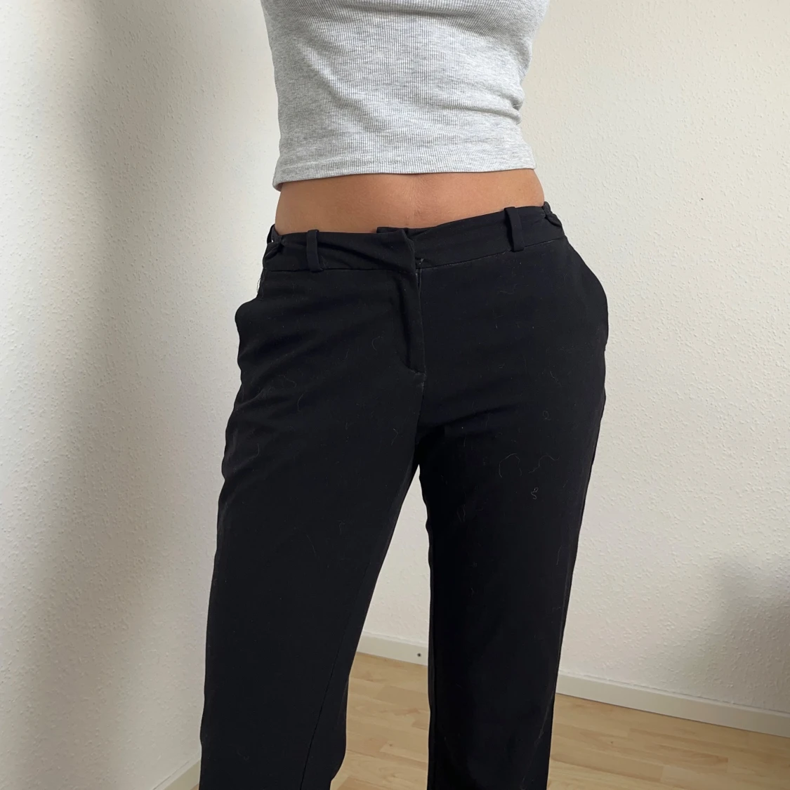 Utsvängda kostymbyxor - 1