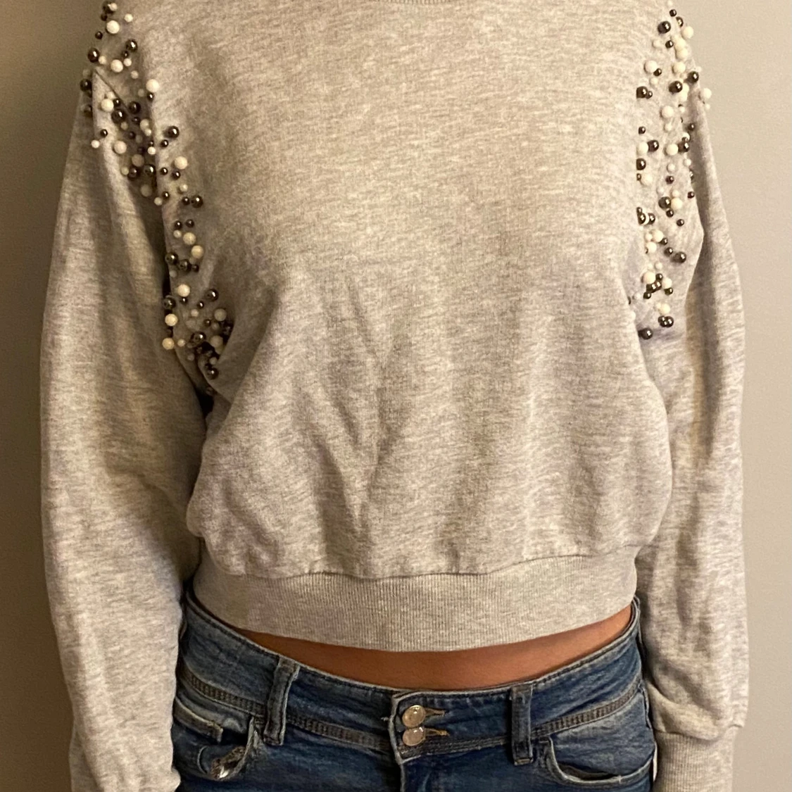 Grå tröja med pärlor - 2