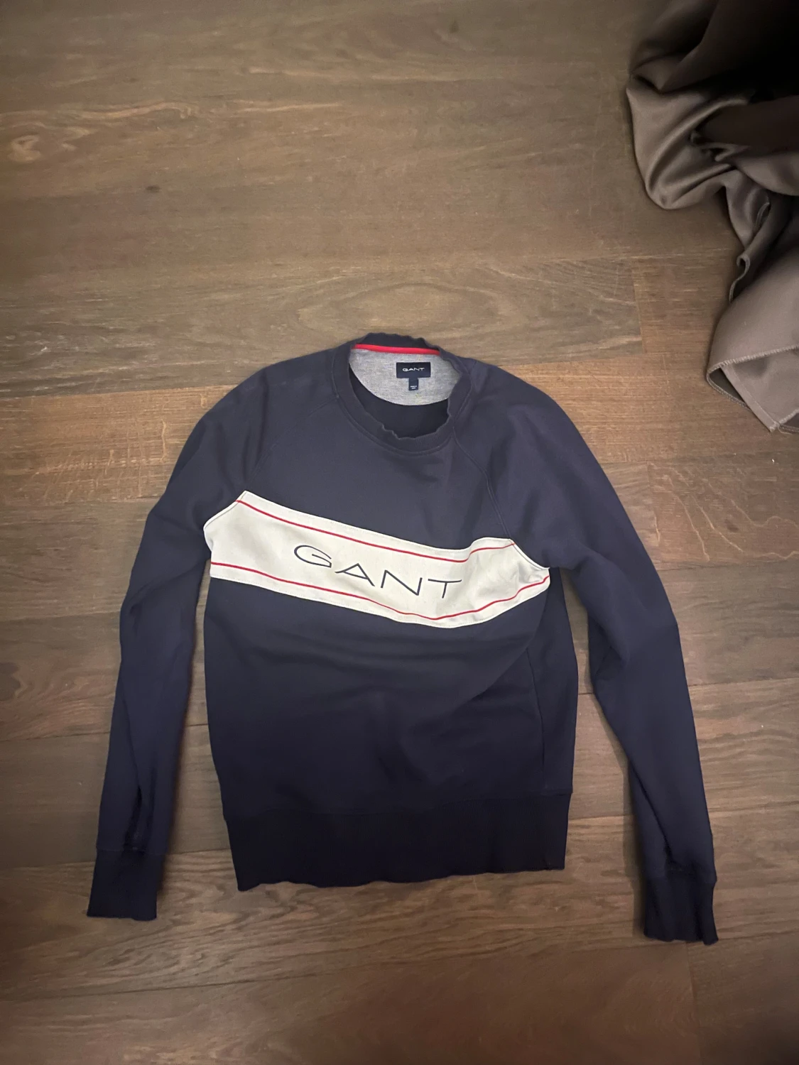 Mörkblå GANT tröja med logga