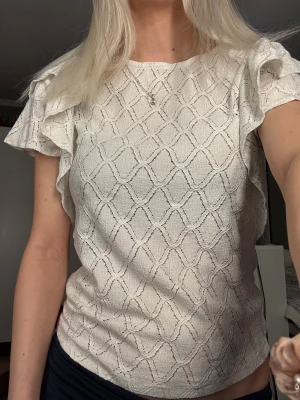 vit topp - söt vit topp med mönster och volanger på axlarna, köpt på lindex och i bra skick inga skavanker som jag har märkt 🤍