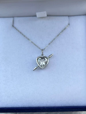 Maria Nilsdotter ”Rebel Love” inspirerat halsband - Aldrig använd, silverpläterad och tillverkad i rostfritt stål. Kedjans längd 40+5 cm och nickelfri. Om du har fler frågor, tveka inte att höra av dig 🤗