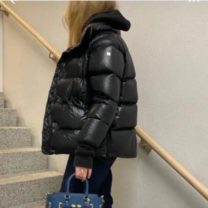 Svart pufferjacka Peak Performance - Säljer en super fin svart pufferjacka från Peak Peformans i storlek M i modelen Clara✨Den är super varm så perfekt nu till vintern💕 (vet tyvärr inte vilken storlek det är på första bilden)
