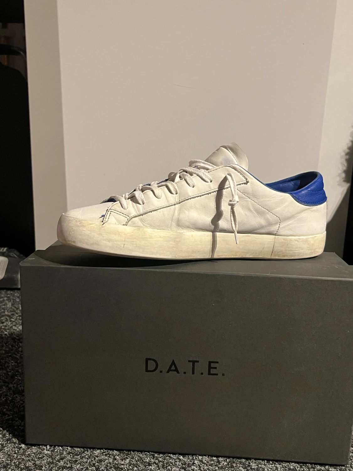 Vita sneakers från D.A.T.E. med blå detaljer - 1