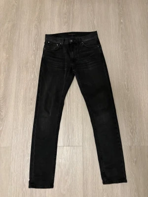 Nudie jeans - Nudie jeans, modellen e Grim Tim. Midja 31 Längd 32, använd ett fåtal gånger