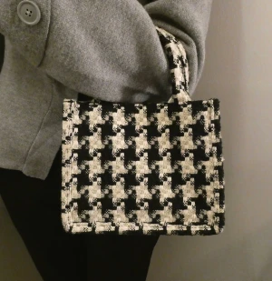 Väska  - Fina väska i beiget och svart mönster, finns långt band till i samma färger som väskan. 