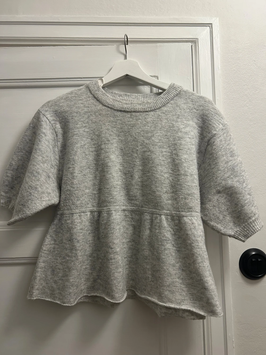 Kort ärmad stickad pepplum topp