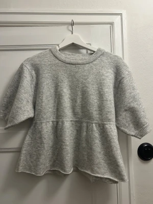 Kort ärmad stickad pepplum topp - En mycket fin tröja från Nelly. Super skön och sitter mycket snyggt!