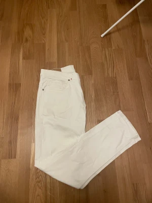 Vita dondup jeans  - Säljer ett par otroligt feta dondup jeans i storlek 34, dom är i ny skick då dom knappt är använda och bara legat i garderoben finns fler frågor o funderingar är det bara att skriva 🙌