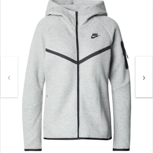 Nike tech fleece - Snygg ljusgrå hoodie från Nike med hel dragkedja och svart logga på bröstet. Tröjan har huva, långa ärmar och svarta detaljer längs dragkedjan och på ärmen. Storlek 147-158, passar dig som bär storlek XS.