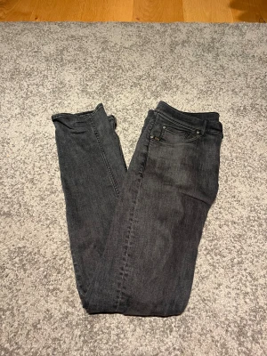 Tigerofsweden jeans  - Säljer nu mina feta tigerofsweden jeans, dem är i bra skick och är slim, dem är svart gråa! 