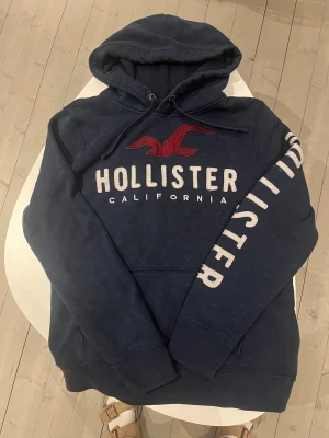 Hollister California hoodie mörkblå  M - Hollister California hoodie i mörkblå färg storlek M. I bra skick 8/10. Riktigt snygg och perfekt inför vintern. Pris 408 kr kolla gärna mina andra annonser för mer feta kläder och rabatt 😃