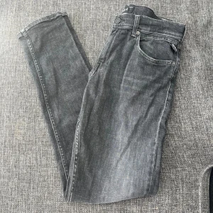 Svarta Replay Jeans - Hej! Nu säljer jag mina otroligt fina Svarta Replay Wallys💫 storlek - 16Y och 166cm, på bilden ser ni mig, är 176 och har W29 L31/32🔥 jeansen är i perfekt skick, använda ca 4 gånger i skolan🔝 jeansen är oroligt sköna och sitter inte loose och varken för tight, perfekt balans på komfort och stil🤩 mitt pris 599kr, kan förhandlas👌💸 har ni funderingar så är det bara att fråga💯🍾