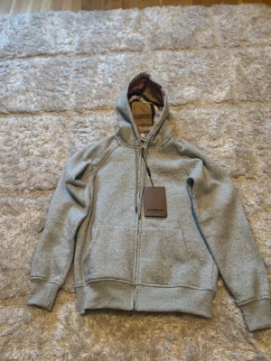 Burberry hoodie - Grå burberry hoodie, dunder kvalitet. Pris kan diskuteras!!