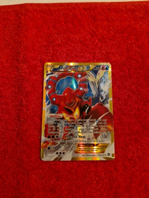 Volcanion EX (BUDA!!!) - Cool och glittrig Pokémon EX-kort med Volcanion! Perfekt för samlare och spelare som vill boosta sitt deck med en kraftfull och unik karaktär. Kortet har specialförmågor och en snygg design som sticker ut i samlingen.