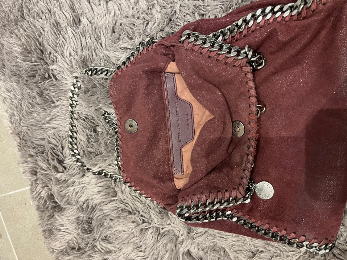 Vinröd axelväska med kedjedetaljer - 6