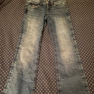 Blå bootcut jeans Gina Tricot 164 men sitter som xxs/xs - Snygga blå bootcut jeans från Gina Tricot i storlek 164. Jeansen har slitningar framtill och coola detaljer med paljetter på baksidan. Sprucken där bak men kan lagas, därav priset.