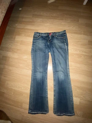 Lågmidjade Bootcut jeans  - Lågmidjade Bootcut jeans som jag har sprättat upp längst ner, storlek W29. Kolla bilder och fråga vid funderingar💗