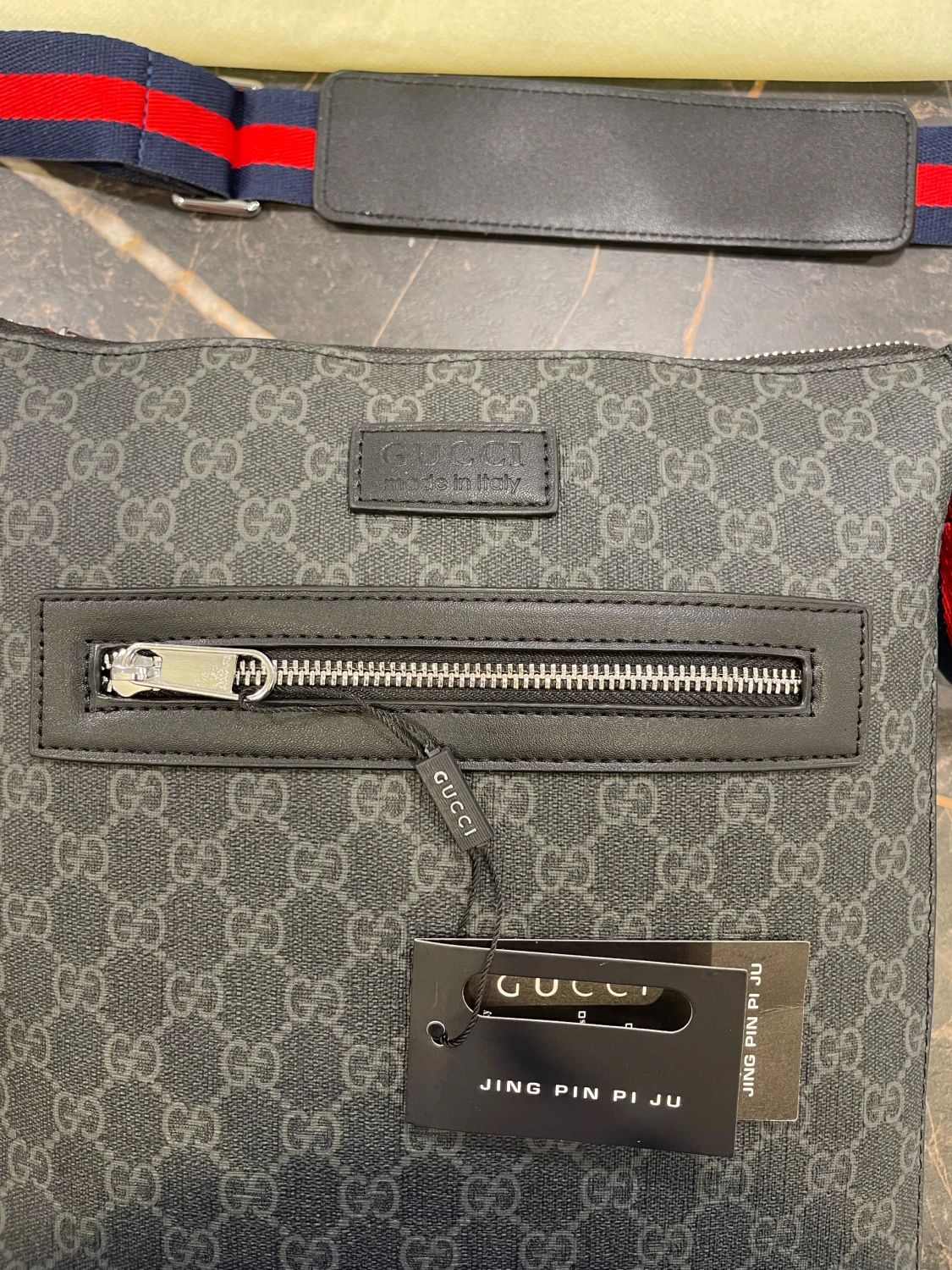 Svart axelväska från Gucci med GG-mönster - 2