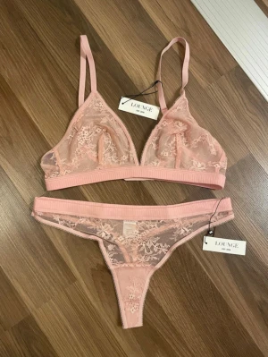 Oanvänt lounge set! - Superfint loungeset med prislappen fortfarande kvar. Nypris är: 525 kr och settet är i storlek S+💕