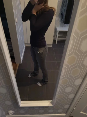 Bershka lowwaist jeans - Säljer mina bershka jeans eftersom dom är försmå, använt fåtalgångee växte ut som ganska fort. Köpt för 400kr