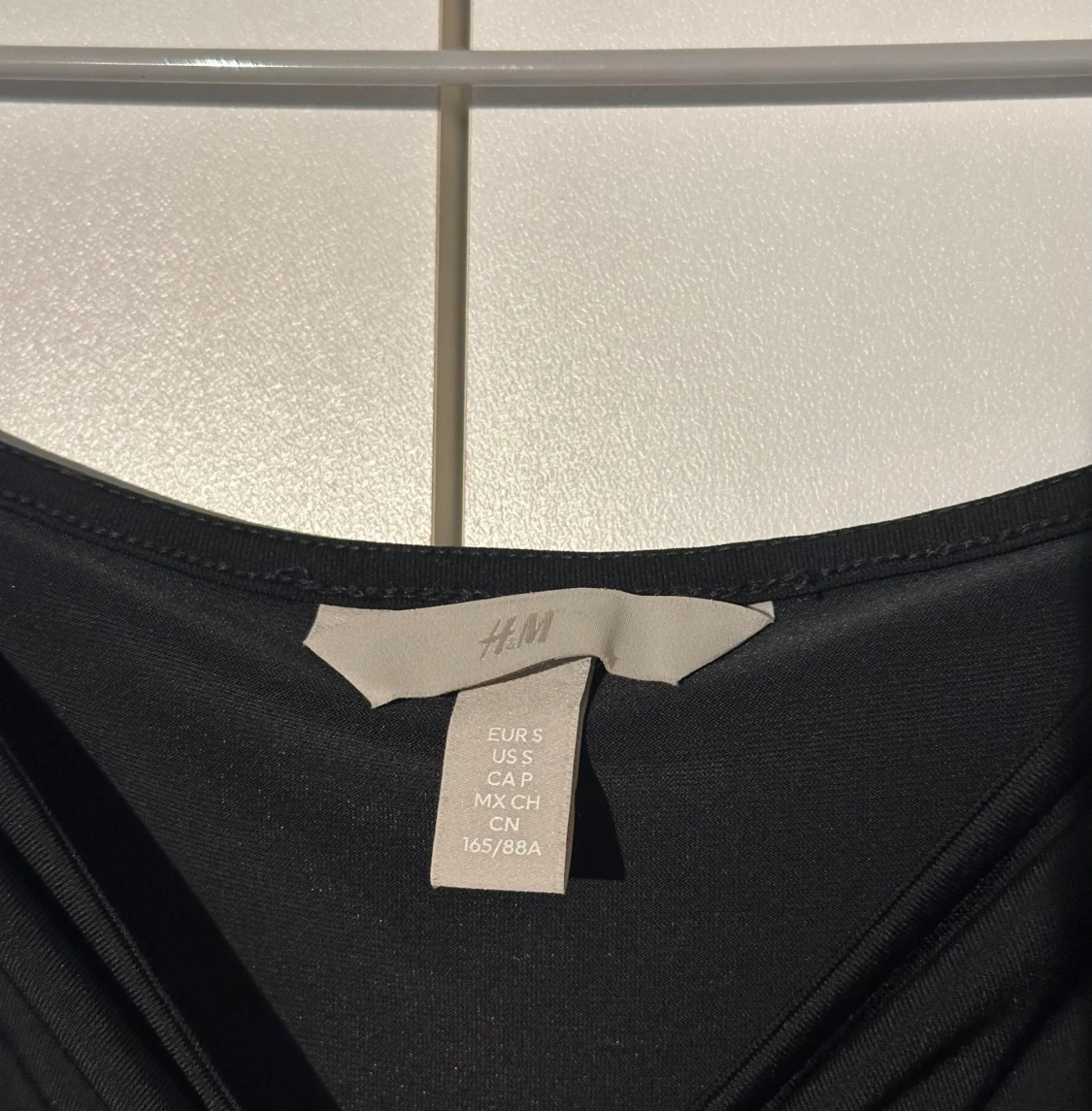 H&M svart off-shoulder klänning, storlek S - 3