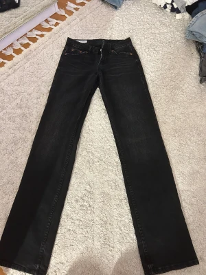 Svarta lågmidjade zara jeans - Snygga svarta raka lågmidjade jeans från zara💓 nästan oanvända och för små för mig nu💕ordinarie pris: 400kr