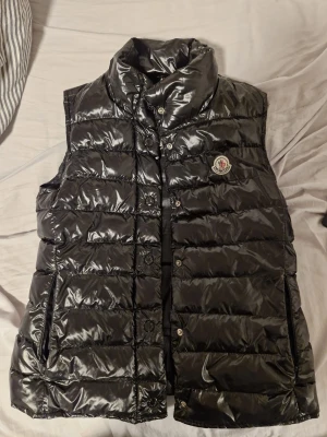 Moncler väst  - Moncler väst strl 1 vilket motsvarar S. Jättefint skick. Perfekt julkpapp