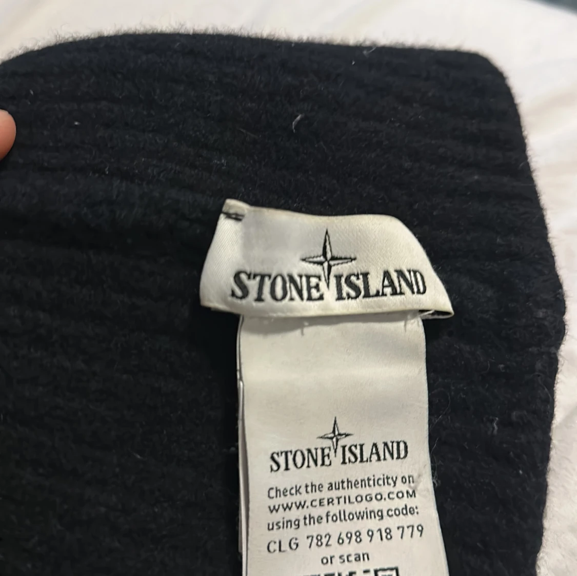 Svart mössa från Stone Island - 3