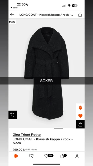 Svart lång kappa från Gina Tricot - SÖKER I STORLEK XS eller S svart lång kappa från Gina Tricot med bred krage och knytbälte i midjan. 