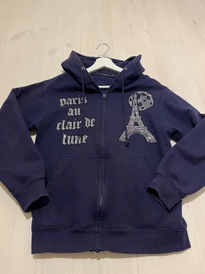 Bling lucid tröja  - Säljer en tvär schysst tröja från Bling lucid! Är i mycket bra skick & har en skön passform & material. Plus Inga stenar har lossnat. Priset är inte hugget i sten och kan diskuteras 🤩🙌