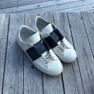 Valentino Open - Valentino Opens i nästintill nyskick. Ställ fråga vid minsta fundering, pris är ej hugget i sten! ✅ Snöret på.våda skorna har lossnat men det har gått super bra ändå även om de har lossnat. Pang deal om ni frågar mig!