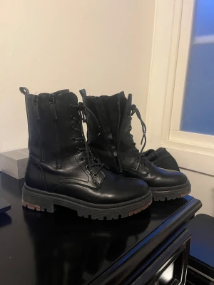 Dam boots TomTaylor strl 38 1/2 - Knappt använda Mycket fint skick. Storlek 38