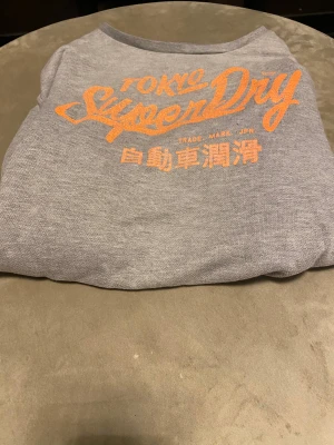 Superdry tröja - Snygg superdry tröja som är i storlek xs. Tröjan sitter lite åt oversize hållet. Dm för mer info och pris kan diskuteras vid snabb affär