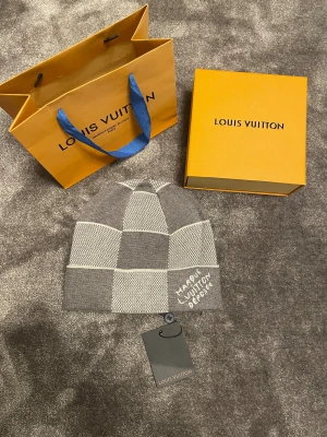 Mössa - Tjock material och perfekt för vintern! Aldrig använd och priset går att diskutera!