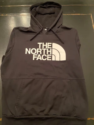Svart North Face hoodie  - Svart Nort Face hoodie. Inga skador.