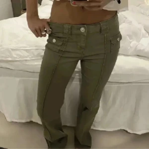 Gröna jeans med knappar hm - Snygga gröna jeans med låg midja och knappar framtill. Slutsålda från hm!!