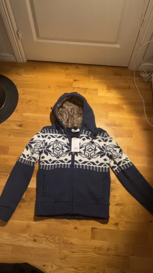 Pier one kofta med päls luva  - Säljer min super snygga och sköna pier one kofta, den är helt ny, aldrig använd med lapparna kvar. Tröjan är riktigt varm och skön, perfekt till vintern. Storlek S men kan även passa M. Priset går att diskuteras, det är bara att höra av sig vid minsta fundering! 