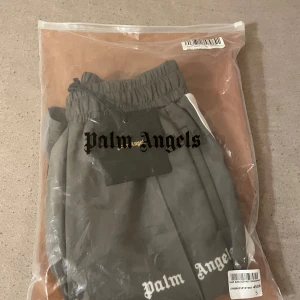 Palm Angels grå shorts med vita ränder - Palm angels shorts grå, storlek S har inte taggen kvar eller plastfickan kvar