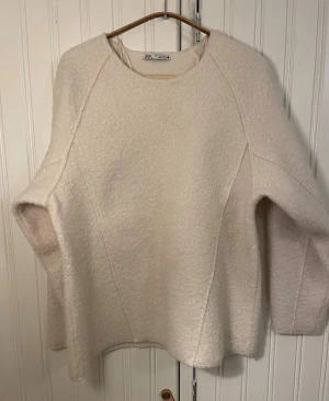 Ull tröja Zara  - Jättefin ulltröja från Zara, endast använd en gång så den är i mycket fint skick, inga defekter alls. Ullen har ett jättefint borstat mönster😊 Pris går att diskutera
