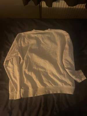 Jack&jones hoodie  - Riktigt nice hoodie för den som vill ha en lite mer stilren look men samtidigt något bekvämt, jag säljer denna tröja för att, de. Inte passar mig nå mer 