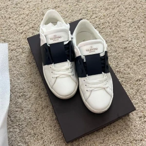 Valentino Opens - Säljer dessa snygg valentino opens som är helt felfria och rengjorda, säljer dessa pga att jag ej använder dem. Box och dustbag tillkommer tyvärr ej.