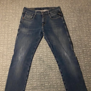 Replay Anbass slim fit - Replay Anbass slim fit. Mycket bra skick!      Storlek: W30 L32                                             Pris:399
