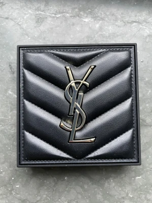 YSL All Hours Hyper Finish puder - Lyxigt matt puder från Yves Saint Laurent i nyansen 02. Helt ny! Köpte fel färg. Kostar 700 som ny. Kommer i en snygg svart och guldig förpackning med YSL-logga och spegel. Puder med hyaluronsyra för en silkeslen finish och exklusiv känsla. Perfekt för att fixera sminket och ge en jämn look.