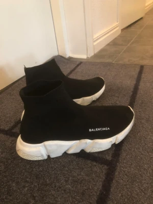 Skor - Skor i strumpdesign som är extremt sköna.