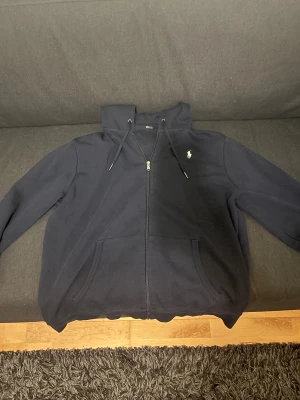 Ralph lauren zip hoodie - Mörkblå zip hoodie från polo Ralph lauren som sitter belvämt och är väldigt stilig.