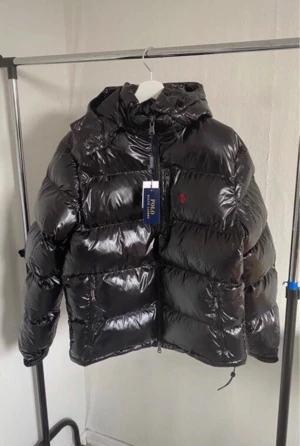 Ralph lauren jacka - Hej! Jag säljer nu min Ralph lauren jacka som är perfekt för Sverige kalla väder den har dun i sig så den är hur varm som helst. Jackan är i jättebra skick och den är endast testad jag säljer den pågrund av att den inte passar min personliga still. kör av dig vid minsta lilla fråga!👍