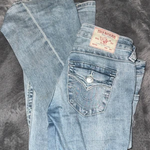 Ljusblå flared jeans från True Religion - Säljer ett par ljusblå jeans från True Religion, nästan helt nya, strlk 24💞, joey lowrise flare