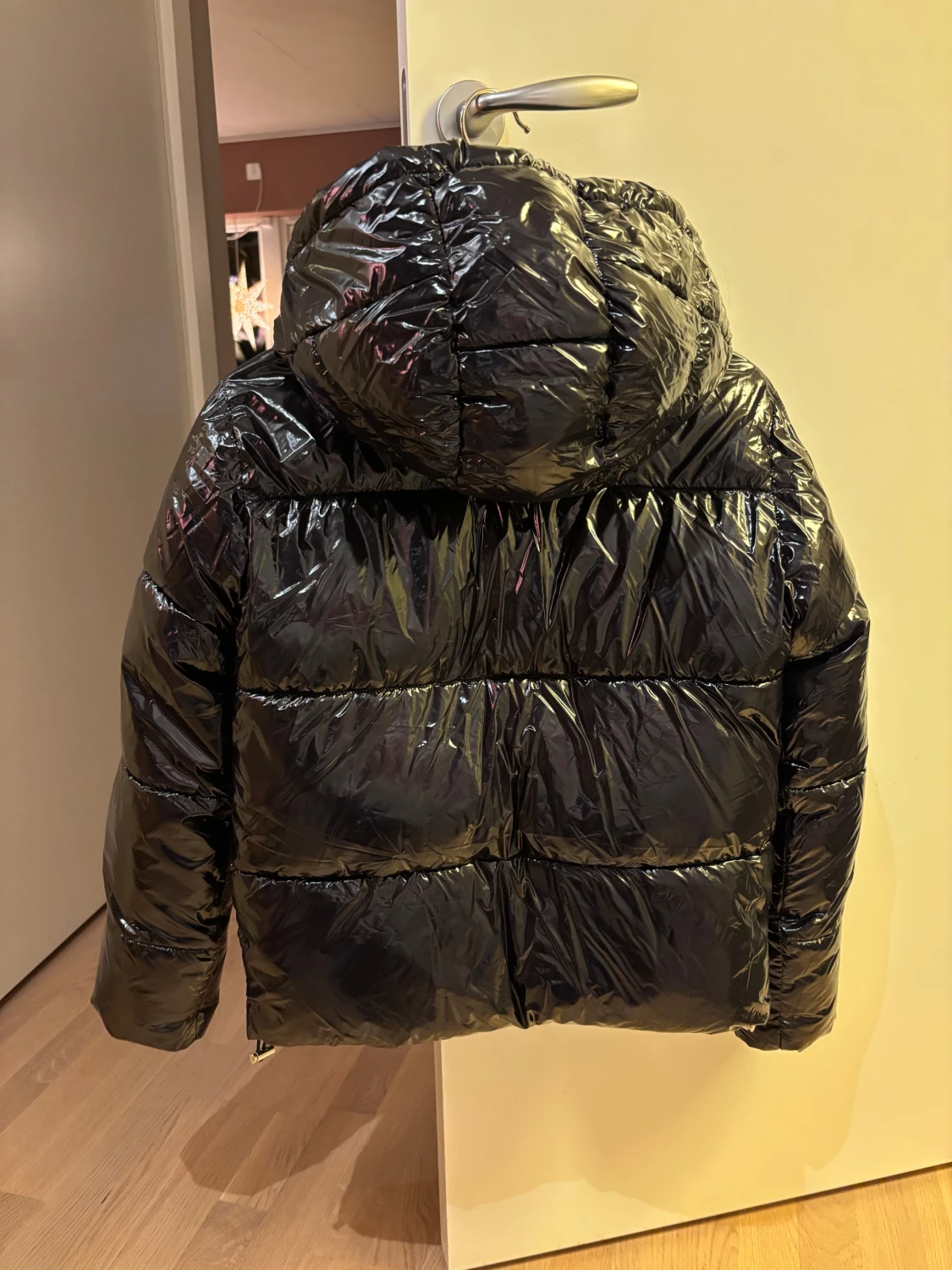 Svart glansig pufferjacka Nelly - 3