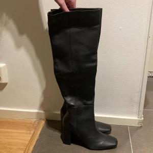 Svarta knee-high stövlar  - Säljer ett par snygga knee-high boots. Aldrig använda, endast testade. Originalpris ca. 999kr. 100% skinn. Kan mötas upp i Stockholm 🤩